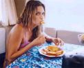 Fernanda Lima Eating