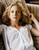 Kate Hudson sexy pose on the couch
