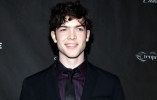 ethan peck picture3
