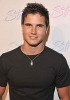 robbie amell pic1